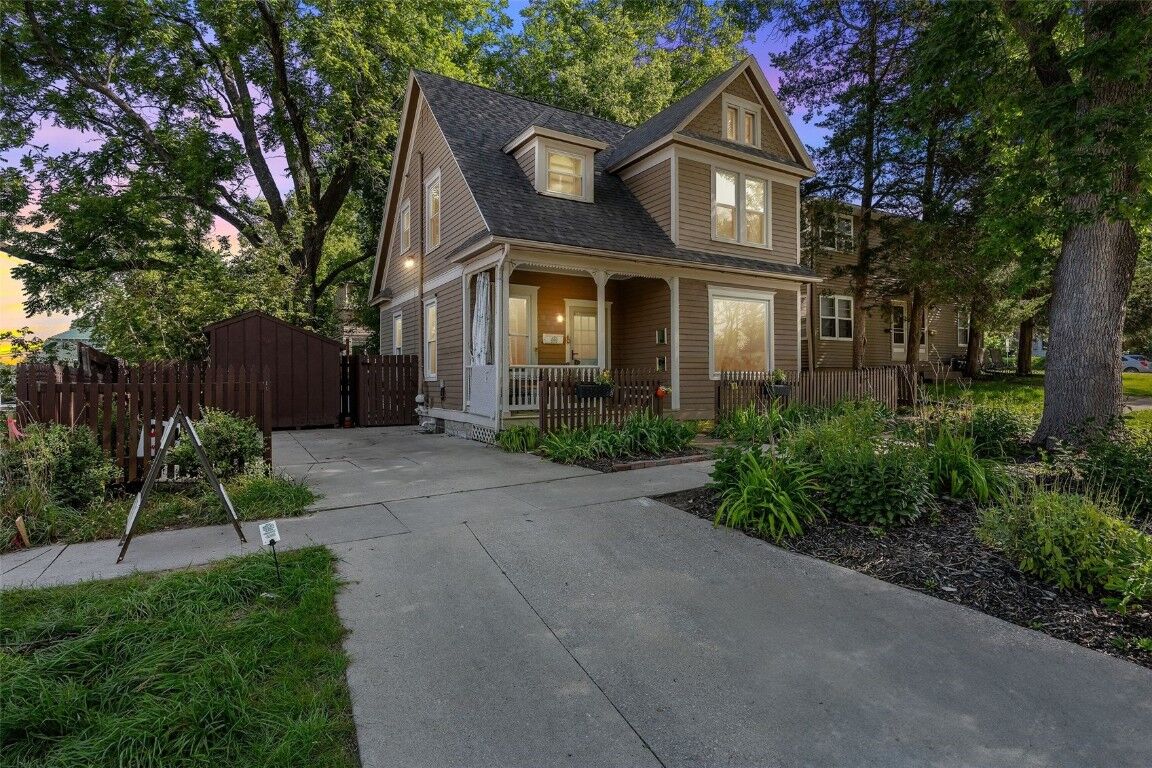 Property Photo: 222 Ronalds Street IA 52245
