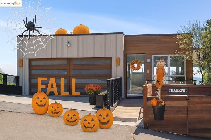 Property Photo:  25 Diablo Dr  CA 94611