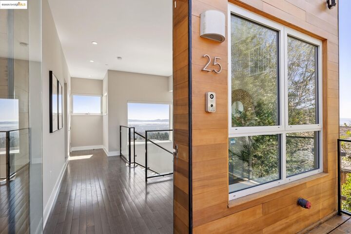 Property Photo:  25 Diablo Dr  CA 94611 