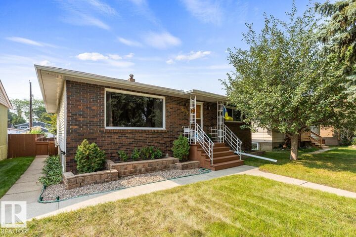 9936 81 Street NW  Edmonton AB T6A 3K3 photo