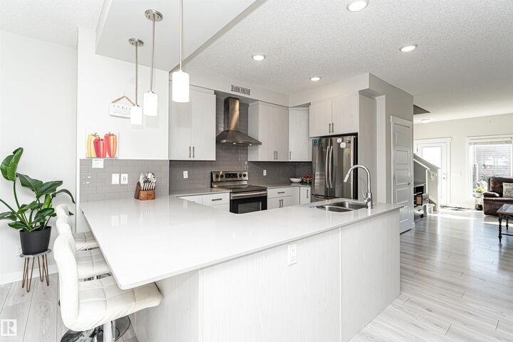 636 Orchards Boulevard SW  Edmonton AB T6X 2L4 photo