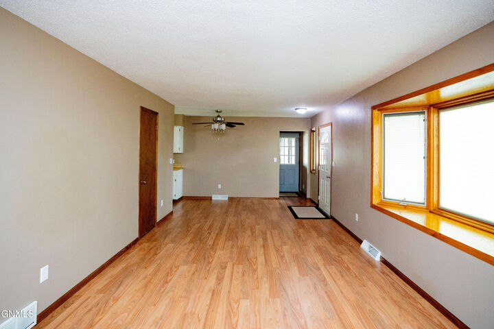Property Photo:  1708 10th Avenue NE  ND 58401 
