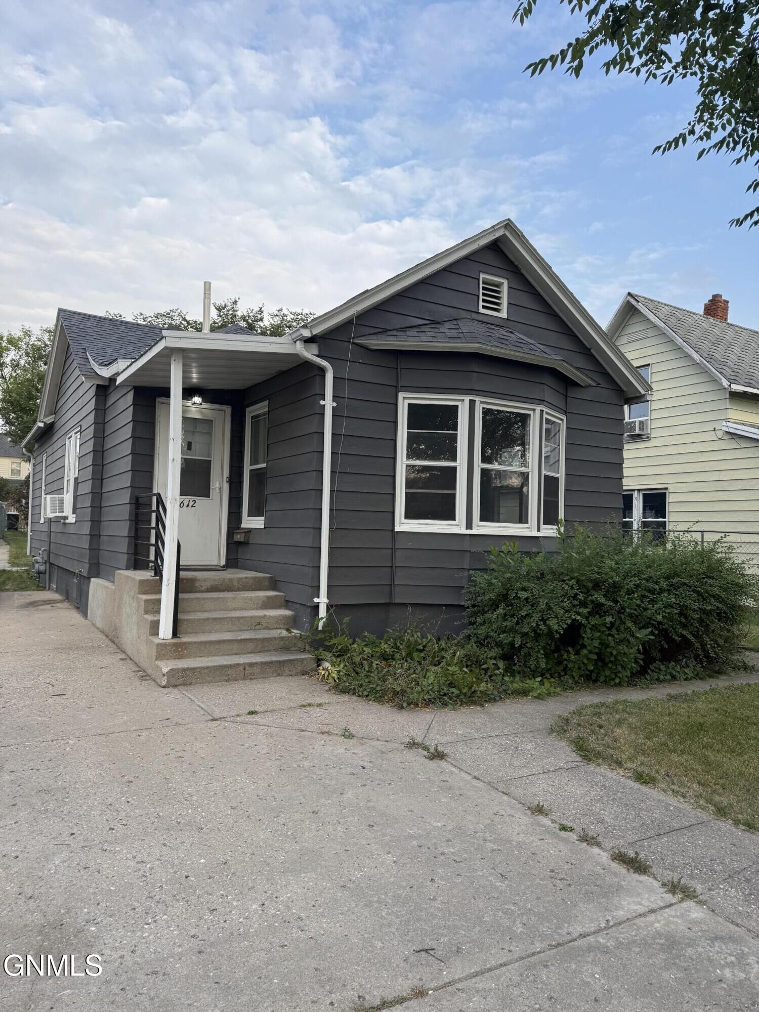 Property Photo:  612 5th Ave SE Avenue SE  ND 58401 