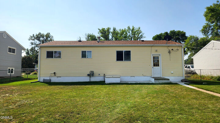 Property Photo:  108 12th Street NW  ND 58554 