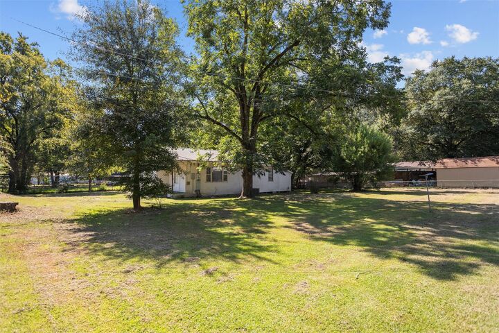 Property Photo:  614 E Spruce Street  TX 75949 