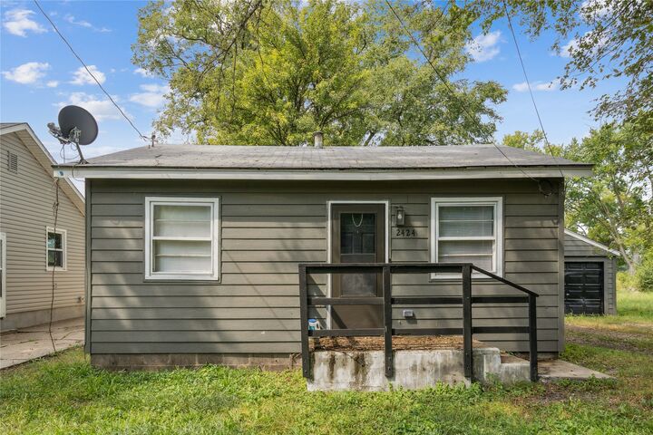 2424 E 37th Street  Des Moines IA 50317 photo