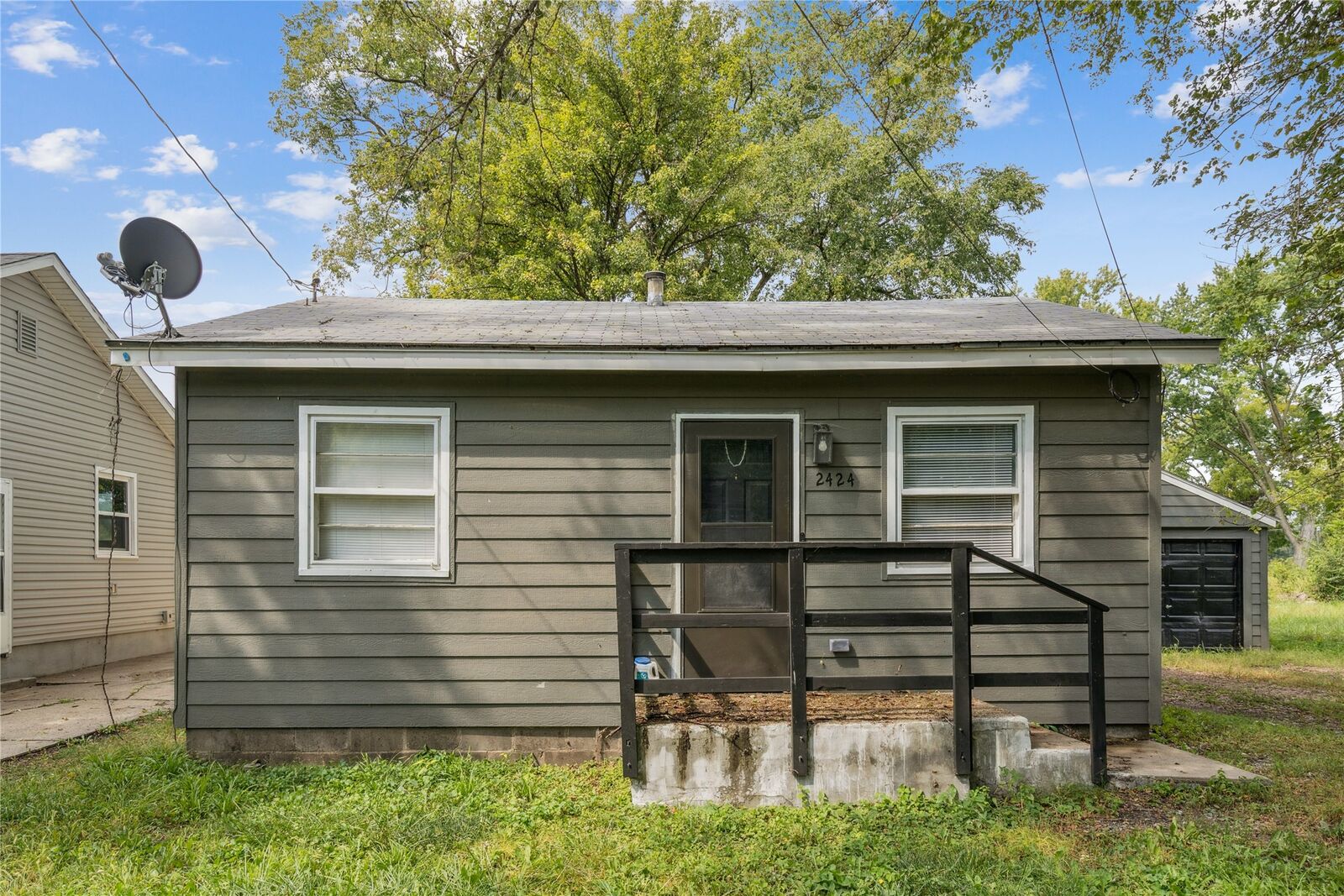 Property Photo: 2424 E 37th Street IA 50317