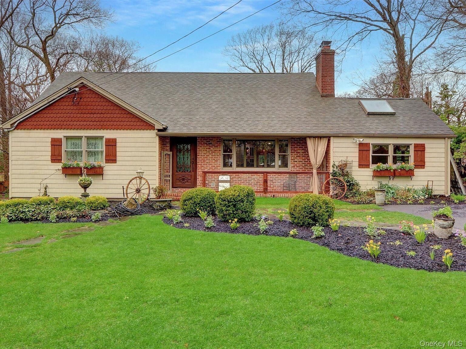 Property Photo:  15 Marbeth Circle  NY 11764 