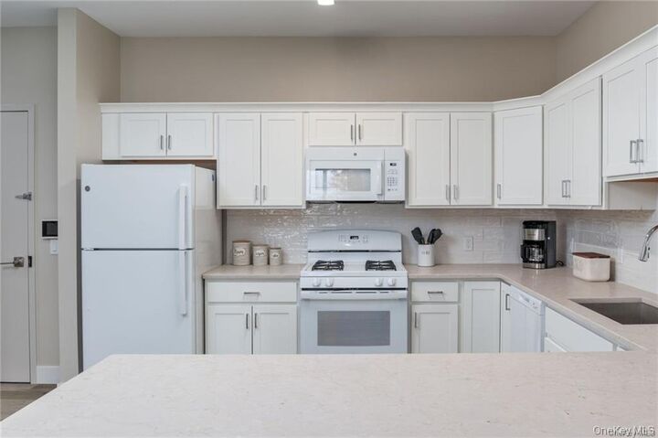 Property Photo:  6 N Midland Avenue N  NY 10960 