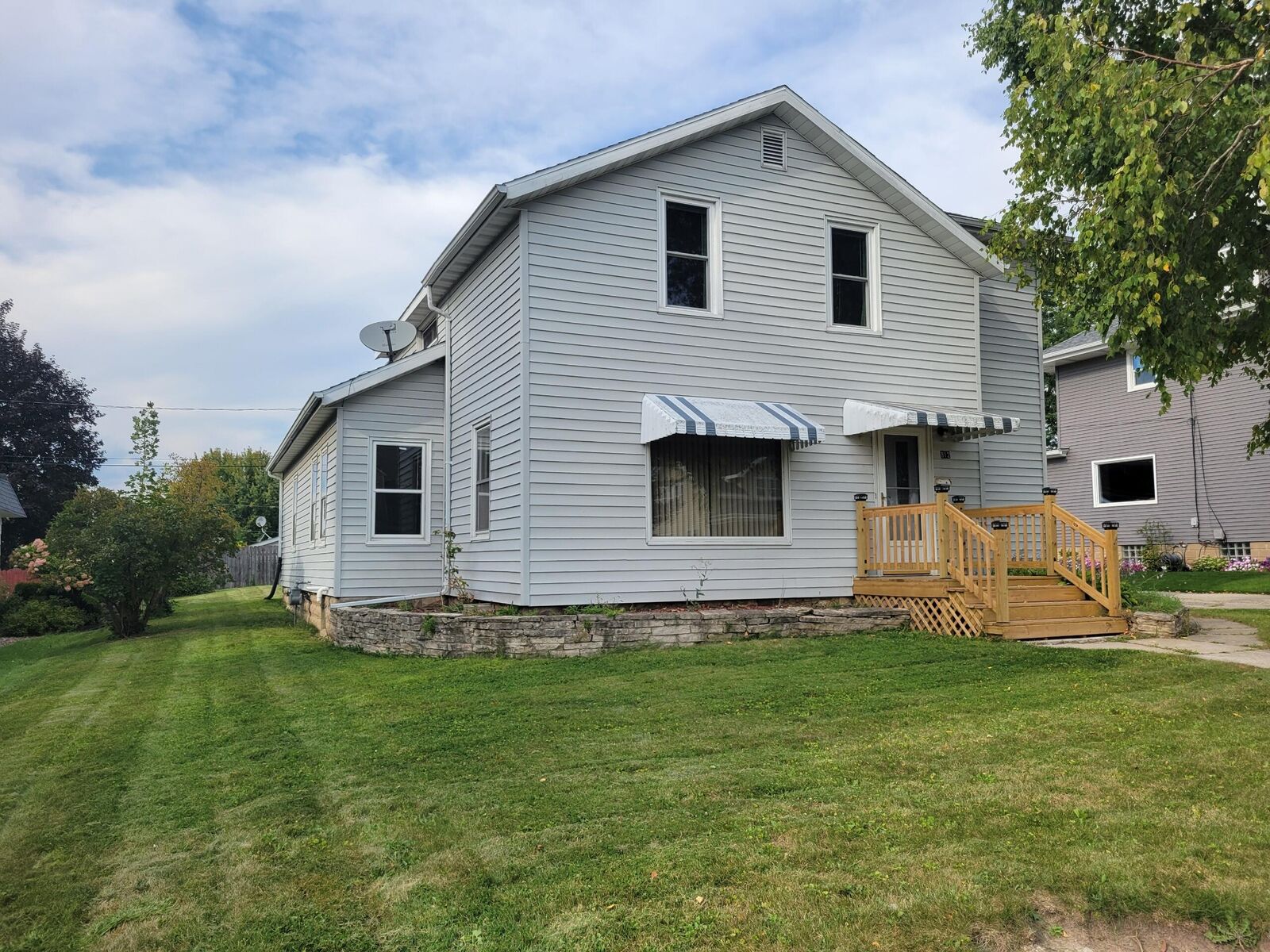 Property Photo: 812 E Walnut St WI 53032