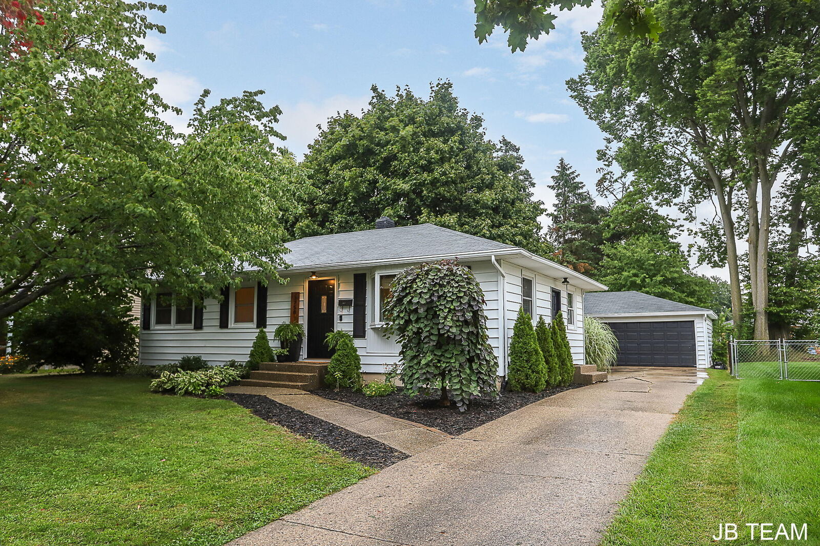 Property Photo: 3758 Collingwood Avenue SW MI 49519