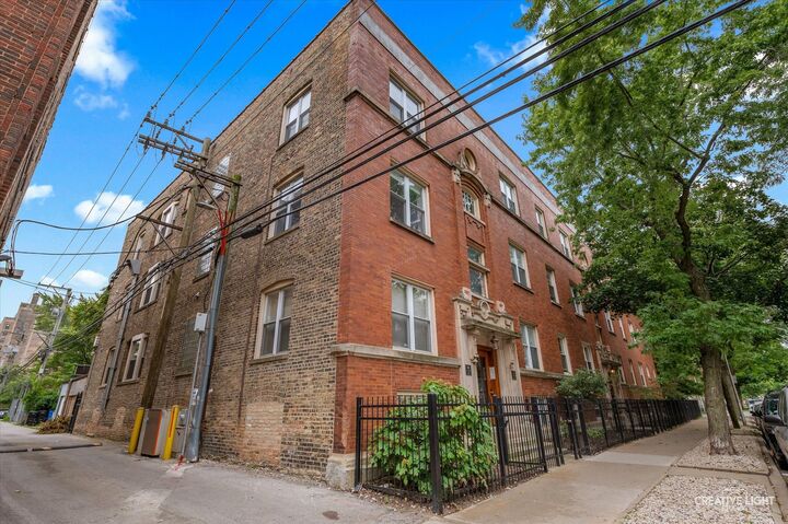Property Photo: 1015 W Ainslie Street 2 IL 60640