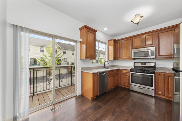 Property Photo: 1502 Lakeridge Court IL 60060