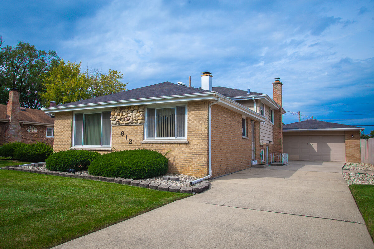 Property Photo:  612 N Craig Place  IL 60101 