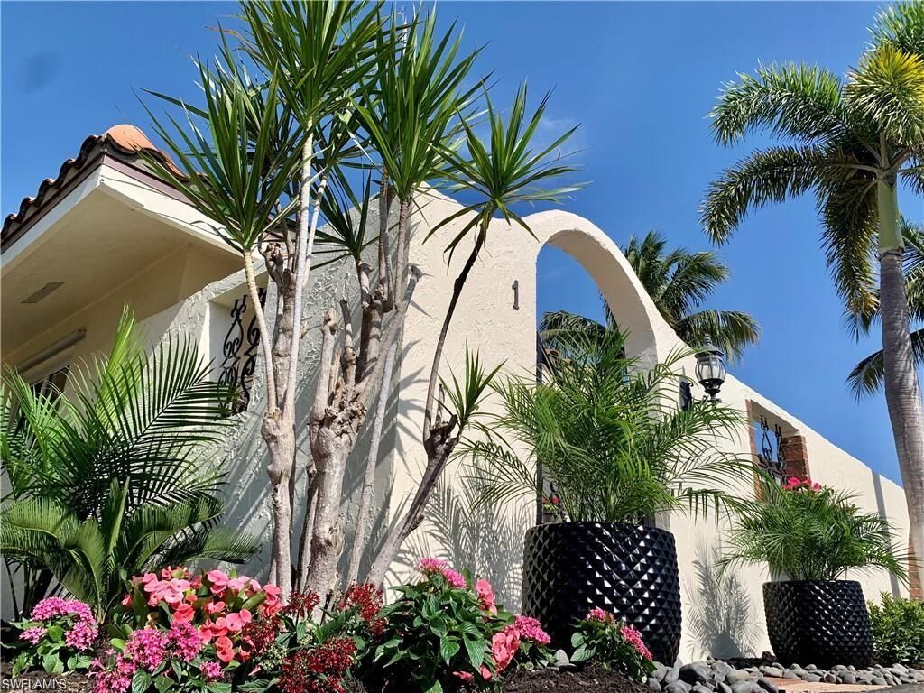 Property Photo: 1455 Curlew Ave 1 FL 34102