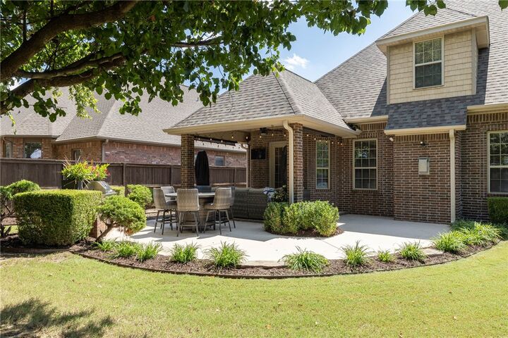 Property Photo:  1204 SW Edinburgh Avenue  AR 72713 