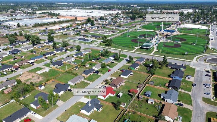 Property Photo: 1312 Margaret Place AR 72756