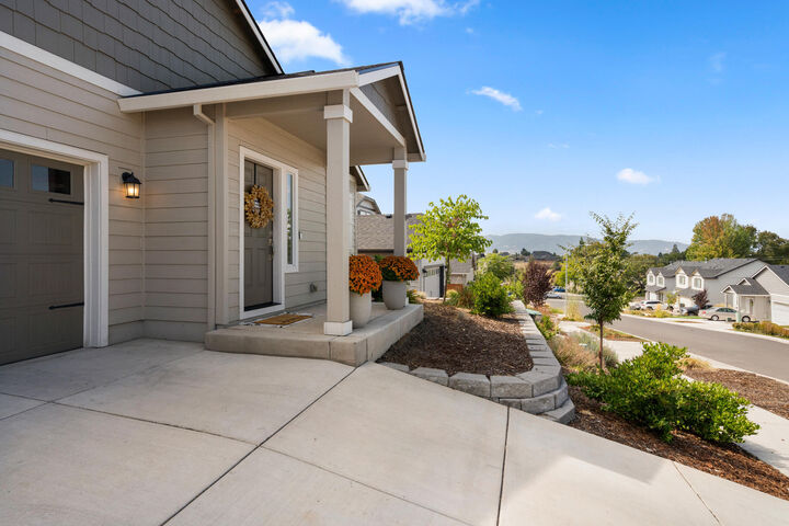 Property Photo: 1744 Carrera Circle OR 97504