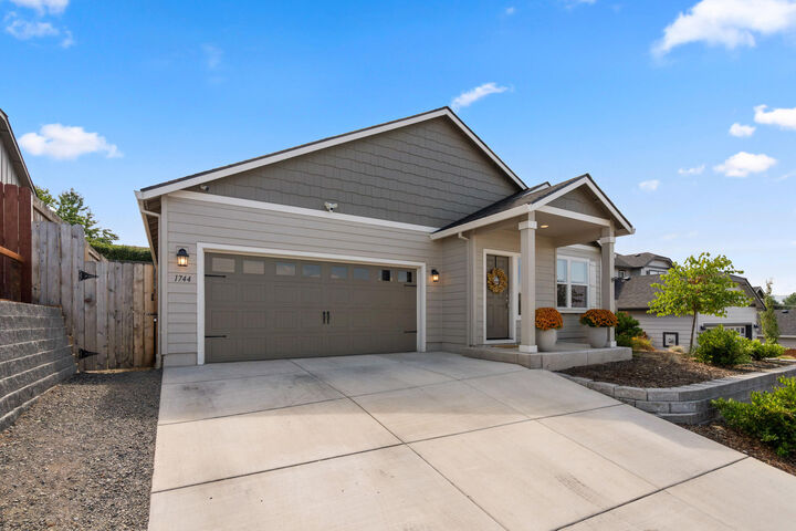 Property Photo:  1744 Carrera Circle  OR 97504 
