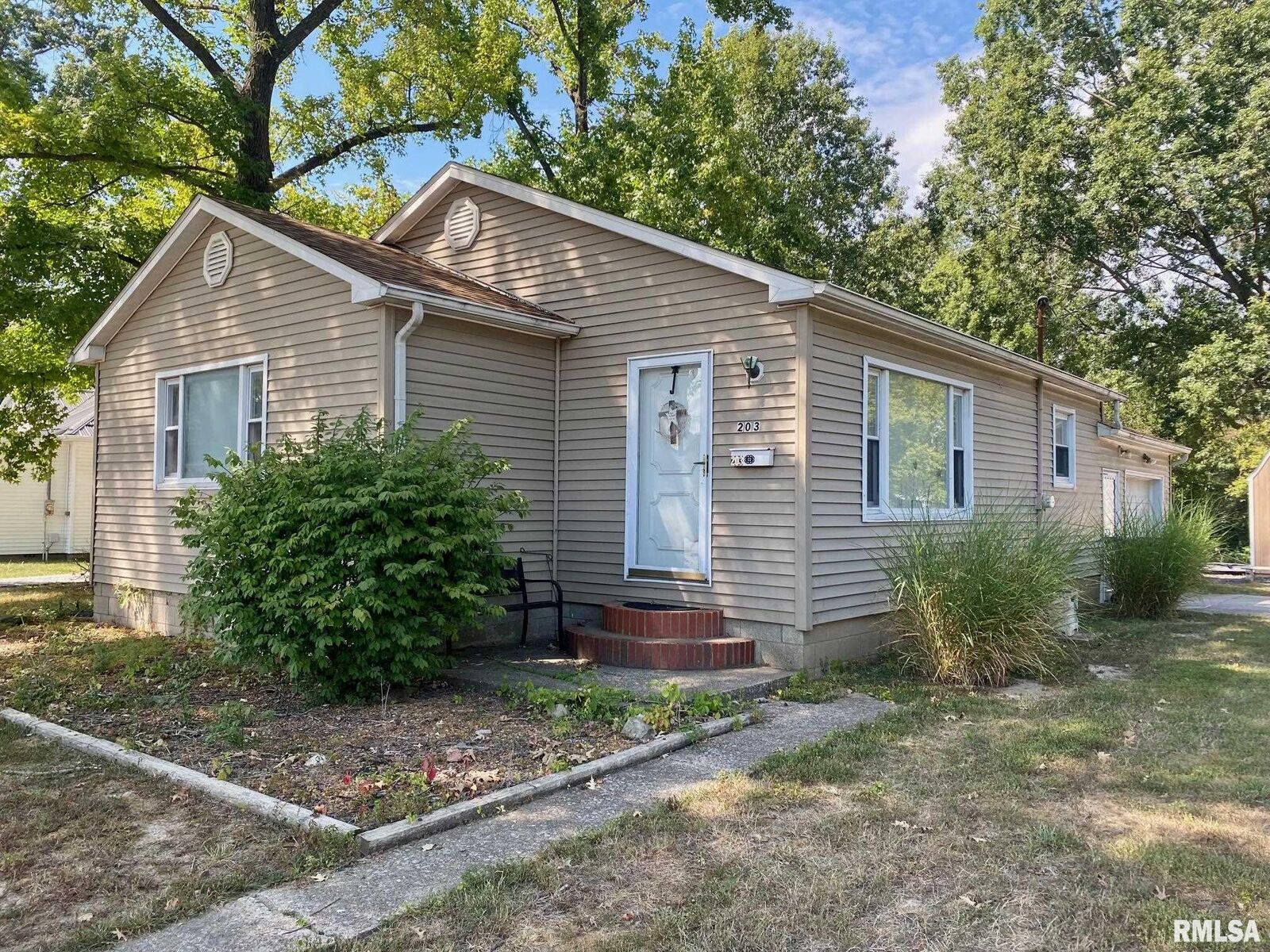 Property Photo: 203 W Bond Street IL 62812