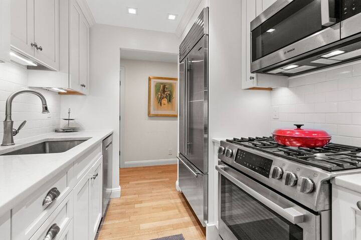 Property Photo:  85 East India Row 9G  MA 02110 