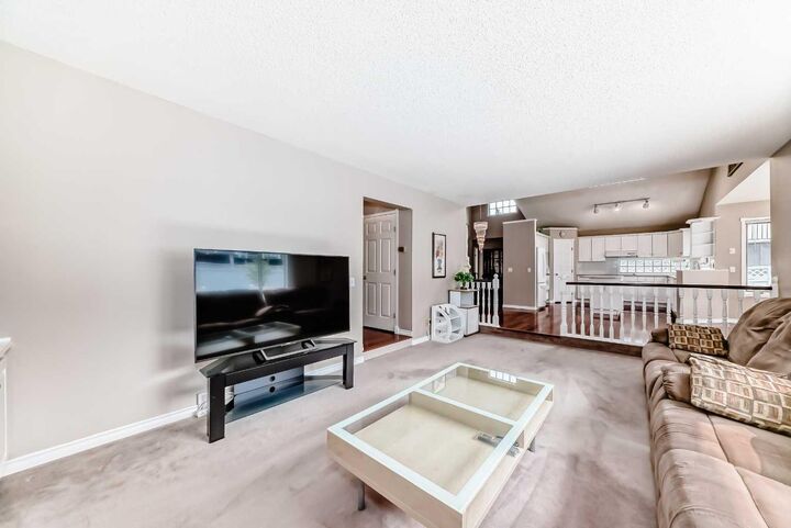 Property Photo:  1405 Shawnee Road SW  AB T2Y 2T1 