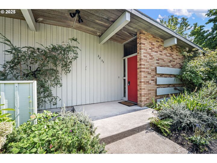 Property Photo:  2255 Alder St  OR 97405 