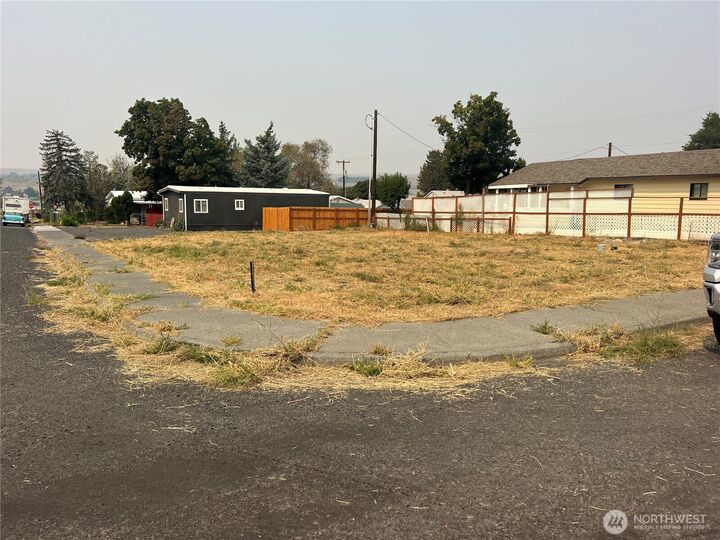 Property Photo: 215 N Elder Street WA 98851