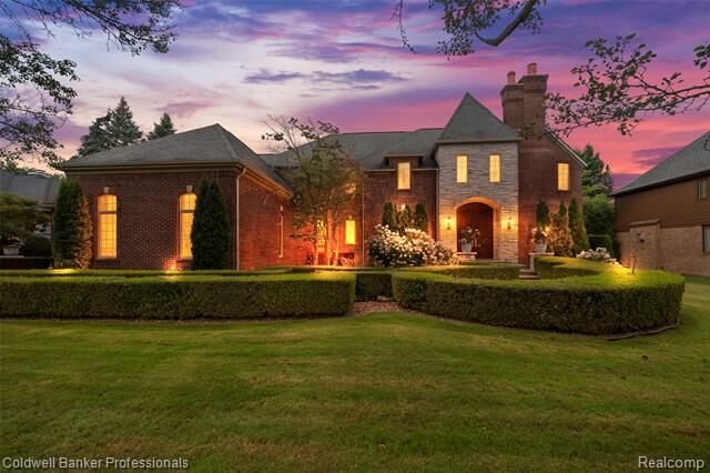 Property Photo: 3755 Walnut Brook Drive MI 48309
