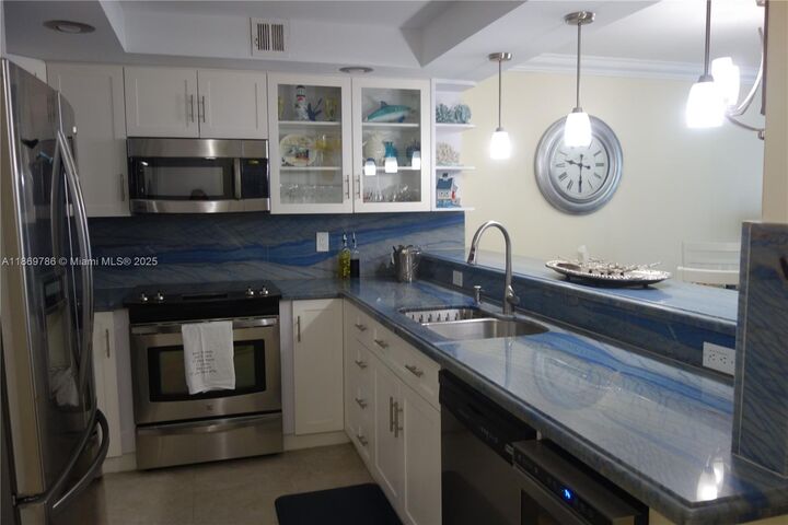 Property Photo:  5701 Collins Ave 1510  FL 33140 