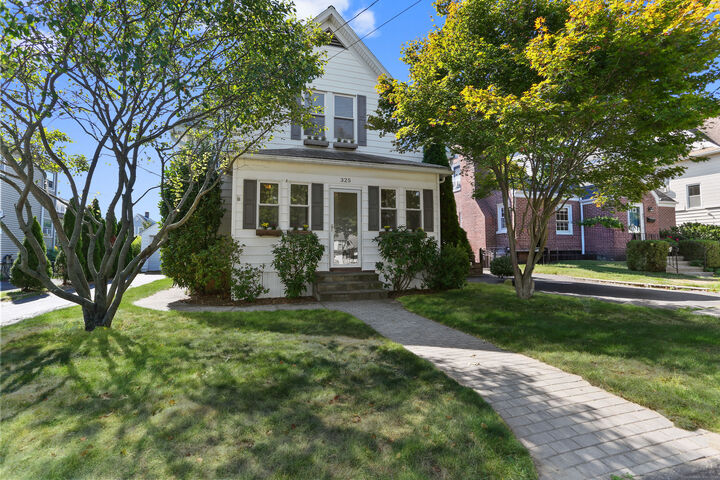 325 Suburban Avenue  Fairfield CT 06825 photo