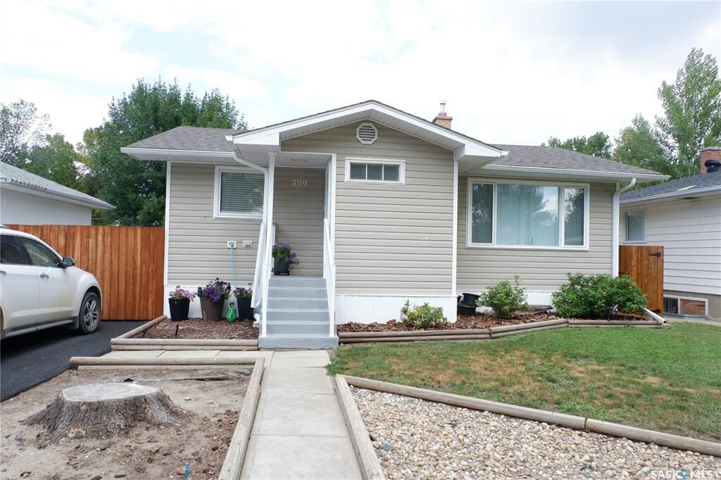 Property Photo:  509 4th Avenue E  SK S0H 0B0 