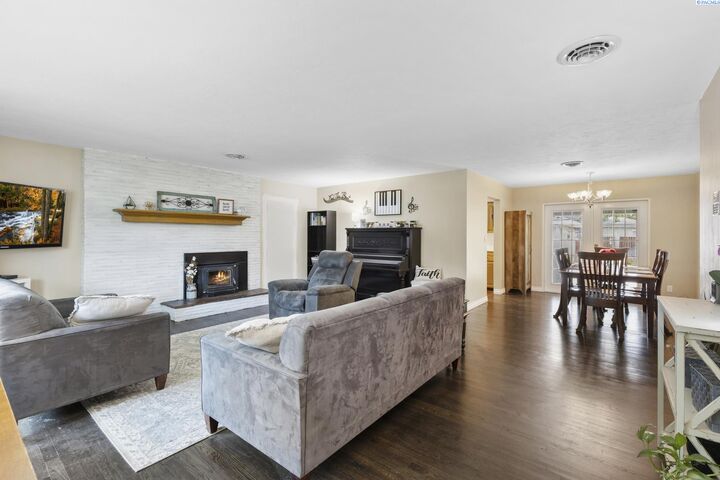 Property Photo:  1610 Goethals Dr.  WA 99354 