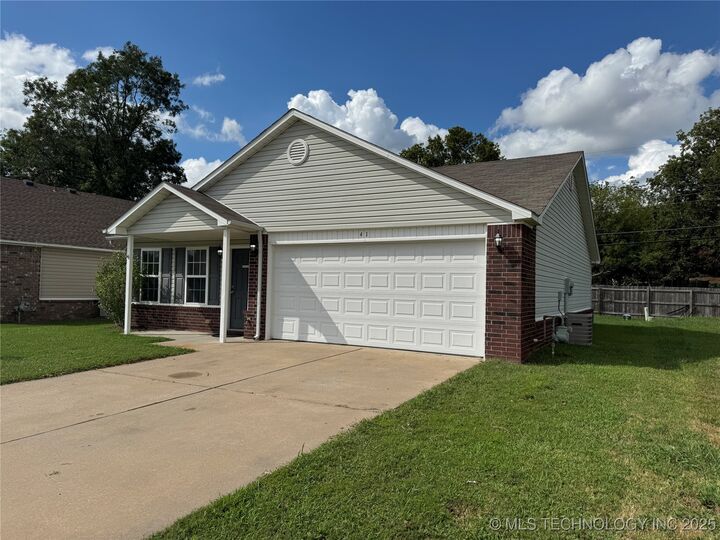 Property Photo:  41 W Fairlane Court  OK 74066