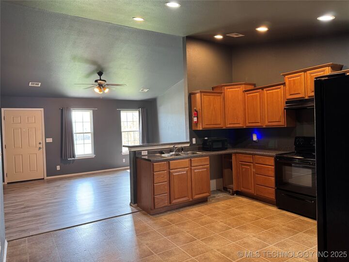Property Photo:  41 W Fairlane Court  OK 74066 