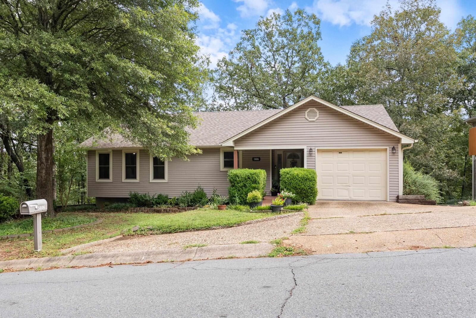 Property Photo: 5806 Foxboro AR 72118