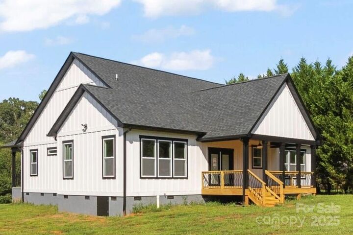 Property Photo: 2589 Polo Lane NC 28650