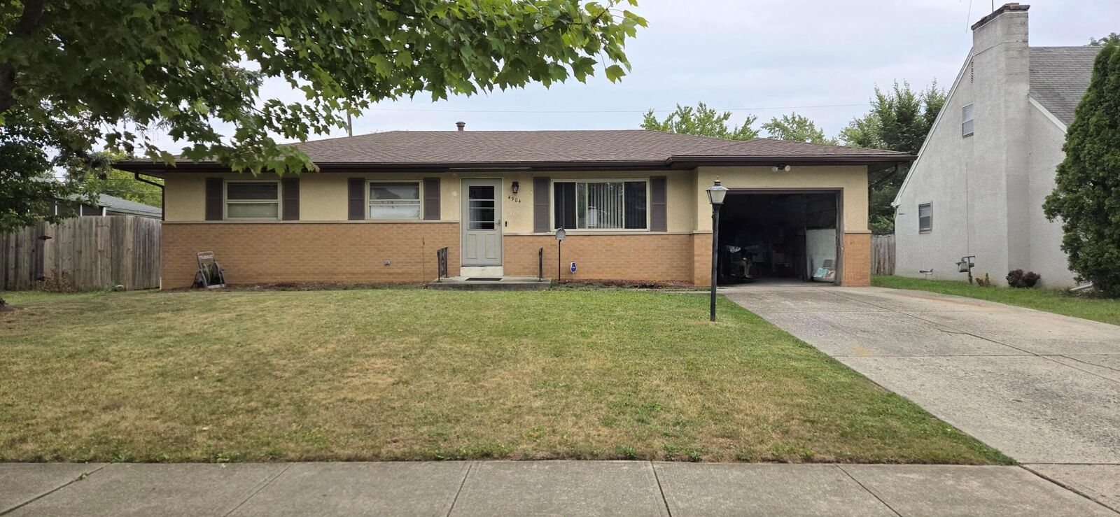 Property Photo: 4904 Almont Drive OH 43229