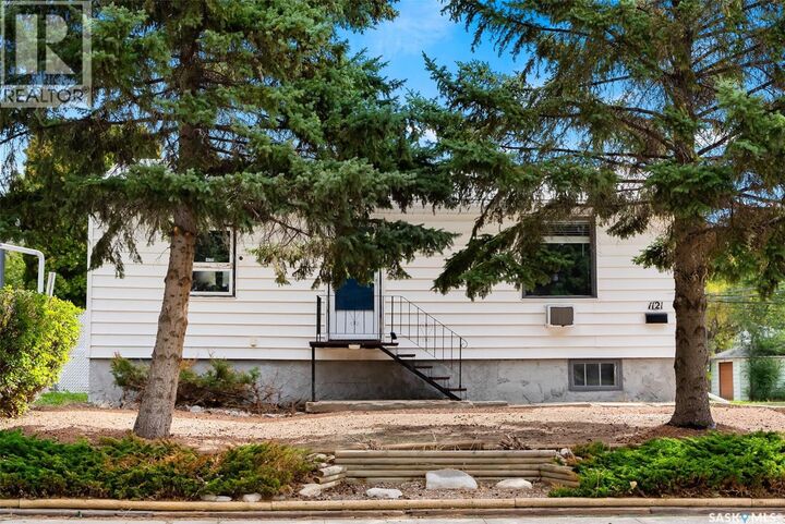 Property Photo:  1121 Horace Street  SK S4T 5L5 