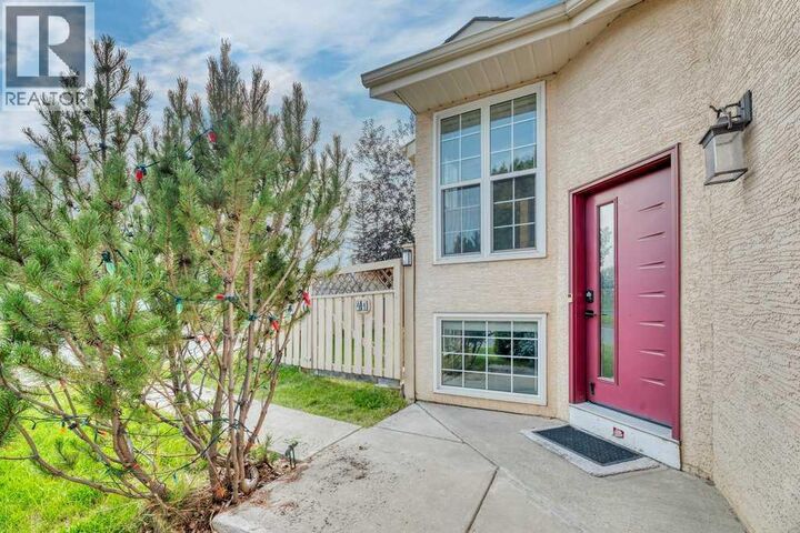 Property Photo:  41 Millbank Bay Southwest  AB T2Y 2Z1 
