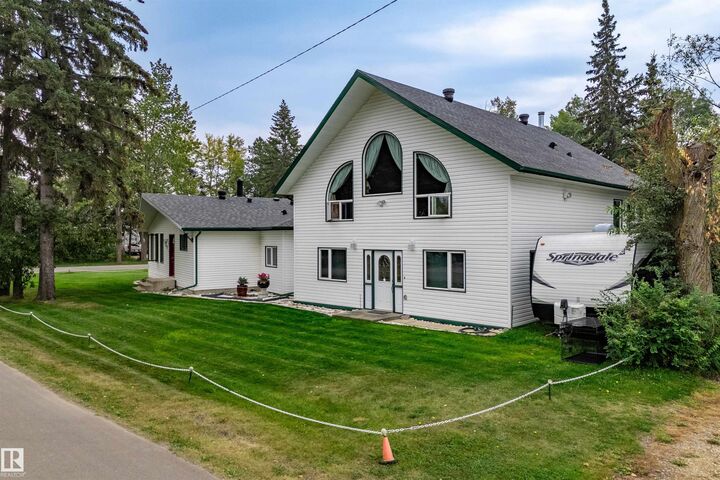 Photo de la propriété:  4704 51 Street  AB T0E 0A0 