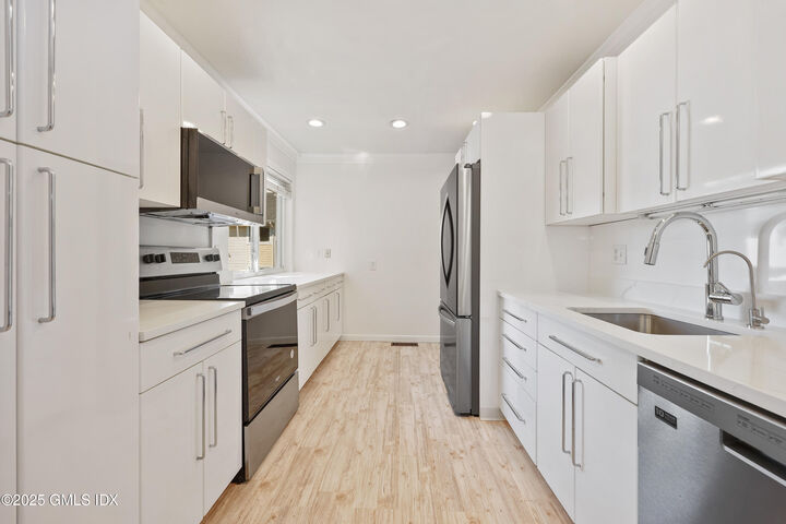 Property Photo:  75 Cos Cob Avenue 14  CT 06807 