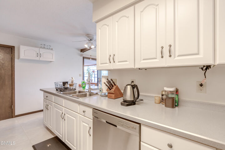 Property Photo:  601 Interstate Avenue W  ND 58503