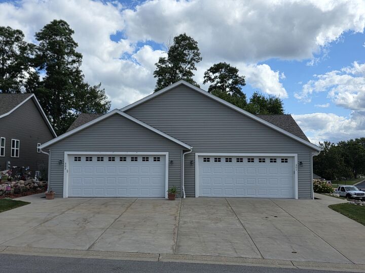 Property Photo: 301 Creekside Ct WI 53098