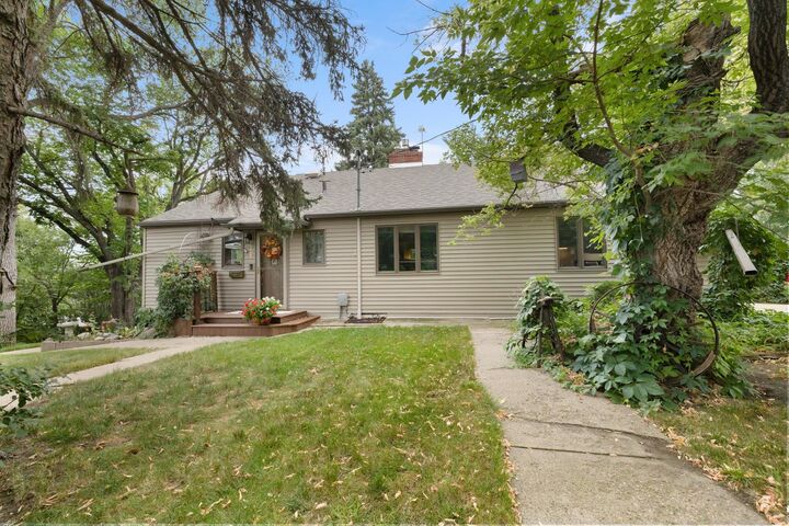 Property Photo:  1123 9th St NW  ND 58703 