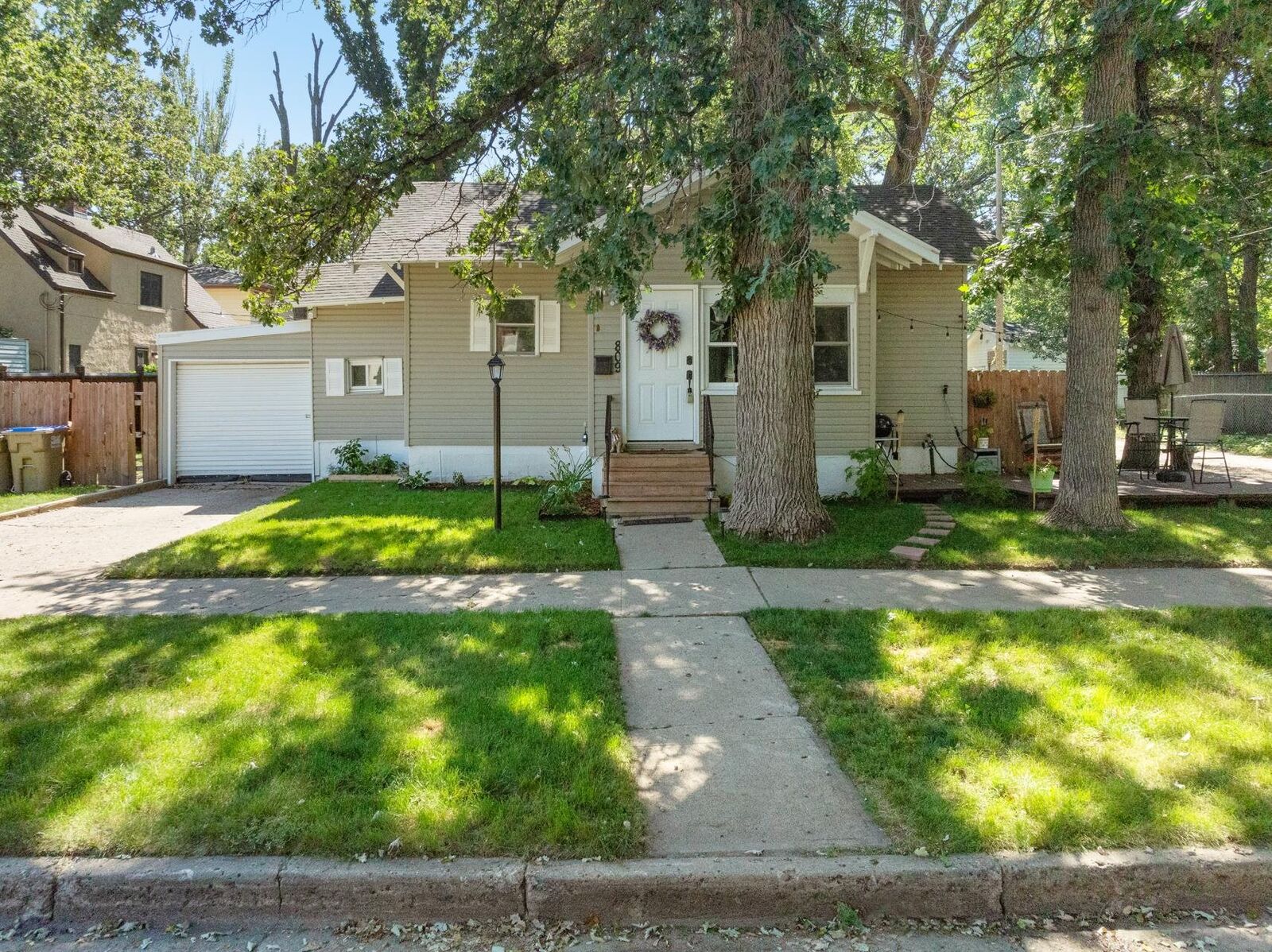 Property Photo:  809 4th Ave NW  ND 58703 