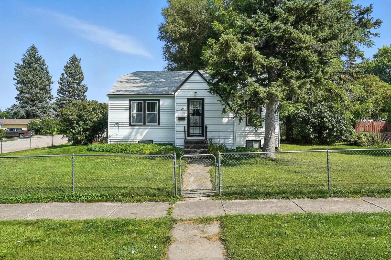 Property Photo:  1512 Pine Street  SD 57785 