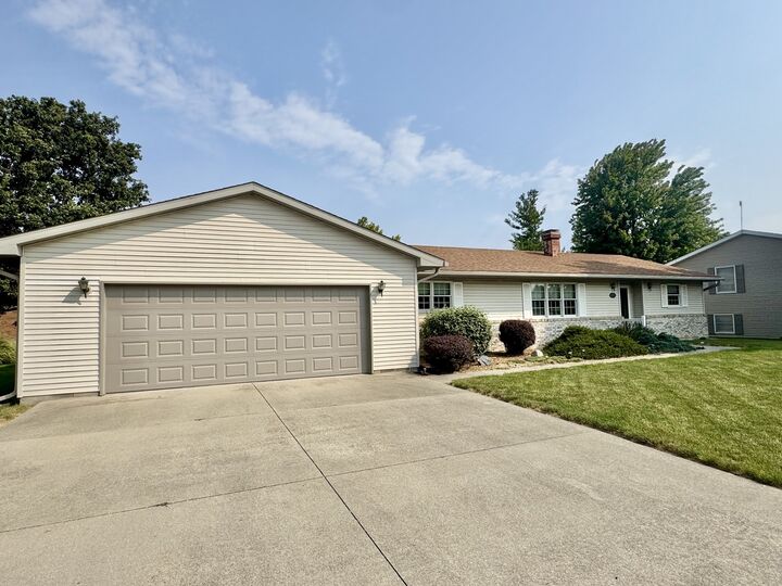 31 Colonial Drive  Clinton IL 61727 photo