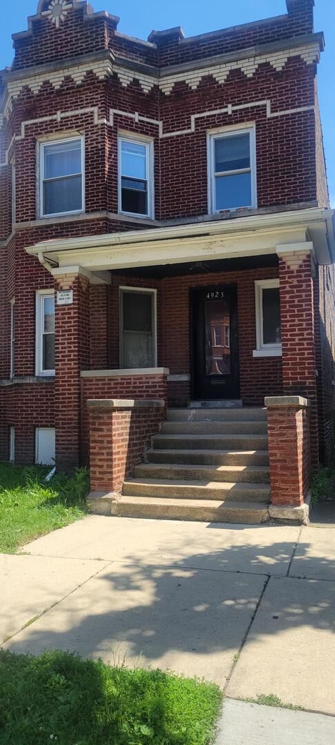 Property Photo: 4923 W Iowa Street IL 60651