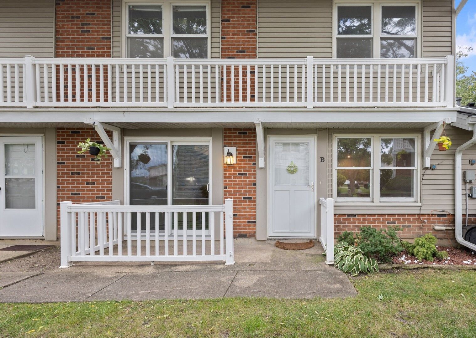 Property Photo:  205 Emerson Court B  IL 60108 